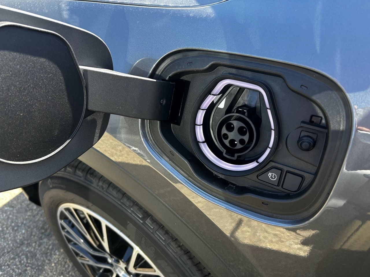 2025 Ford Escape PHEV https://www.st-norbertford.com/resize/b990ff35b810a3abc0cc817b2ca24889-1