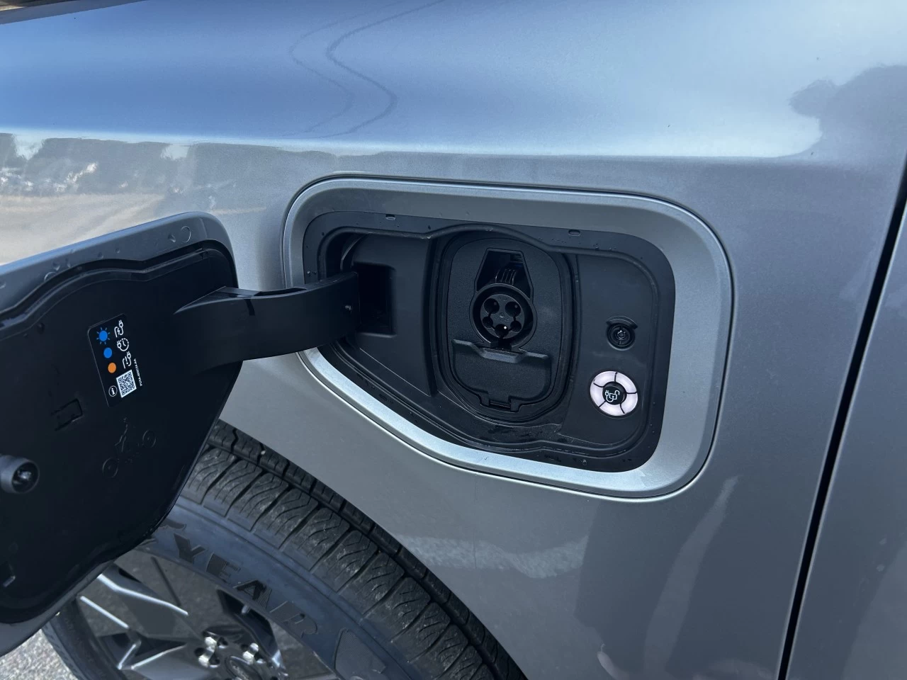 2025 Ford F-150 Lightning FLASH 4x4 https://www.st-norbertford.com/resize/b990ff35b810a3abc0cc817b2ca24889-1
