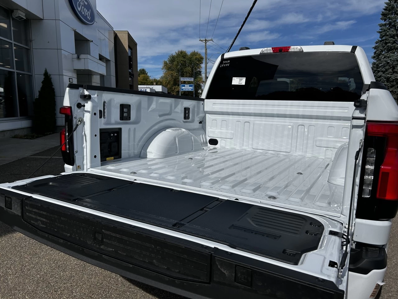 2025 Ford F-150 Lightning FLASH https://www.st-norbertford.com/resize/b990ff35b810a3abc0cc817b2ca24889-1