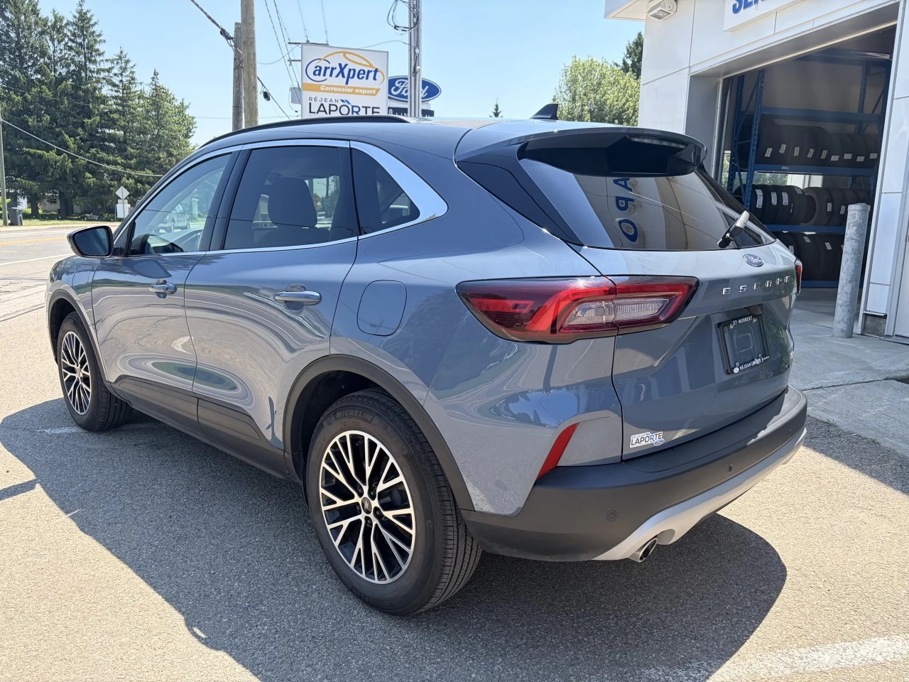 2025 Ford Escape PHEV https://www.st-norbertford.com/resize/b990ff35b810a3abc0cc817b2ca24889-1