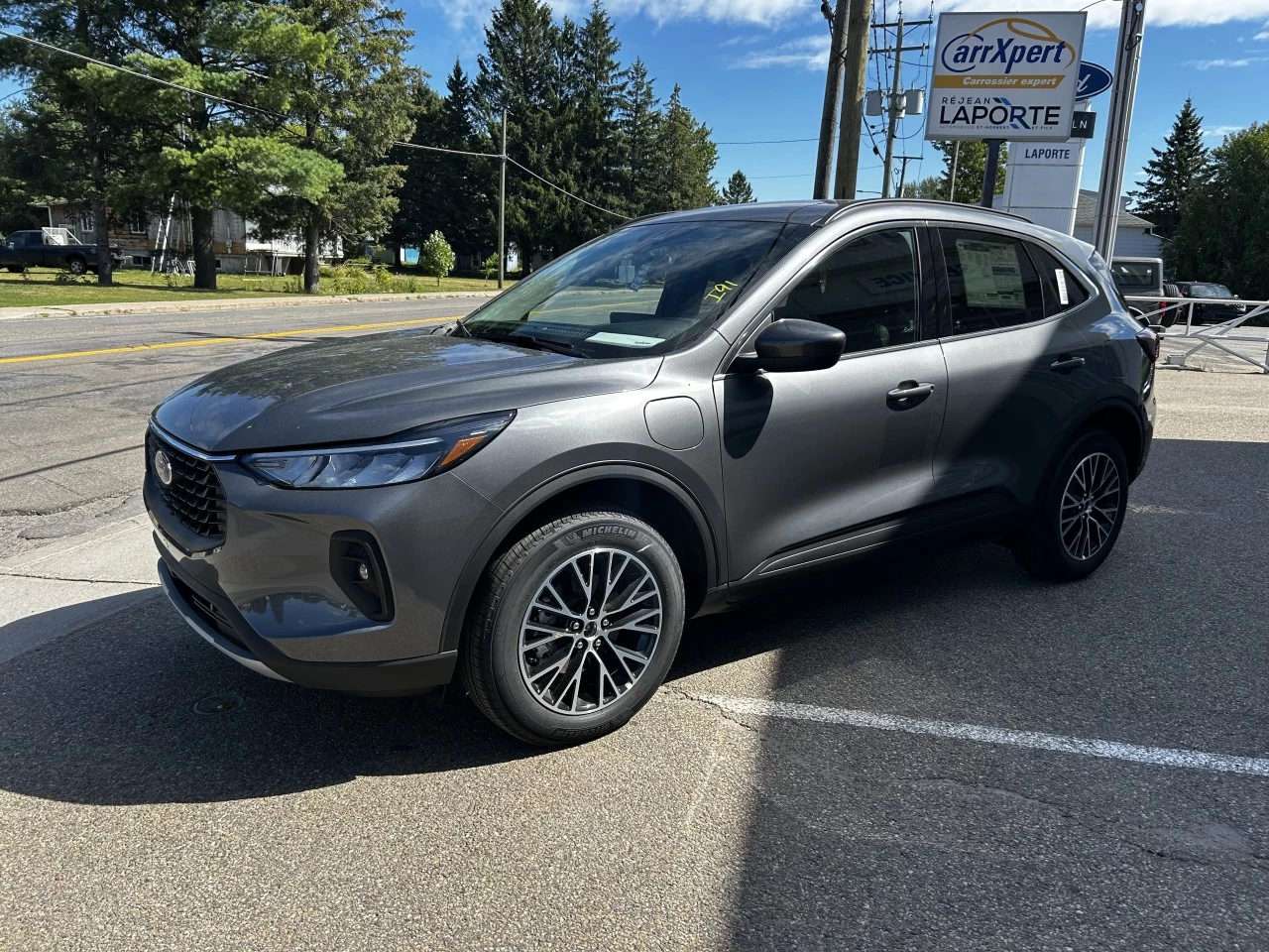 2025 Ford Escape PHEV https://www.st-norbertford.com/resize/b990ff35b810a3abc0cc817b2ca24889-1