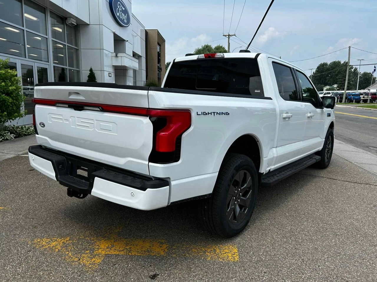 2025 Ford F-150 Lightning LARIAT https://www.st-norbertford.com/resize/b990ff35b810a3abc0cc817b2ca24889-1