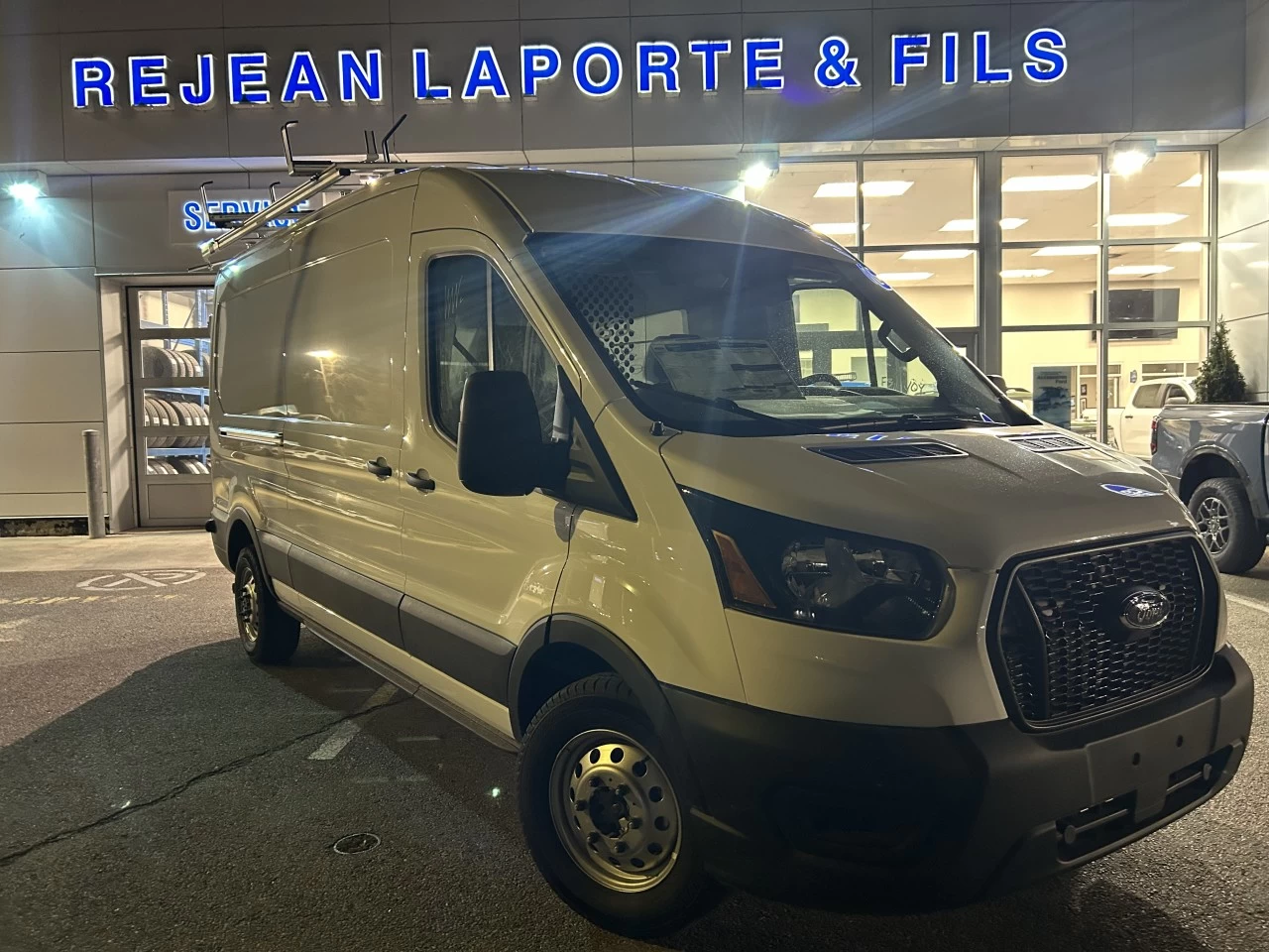 2024 Ford Transit fourgon utilitaire Transit 250 AWD toit moyen empattement long 148 Main Image