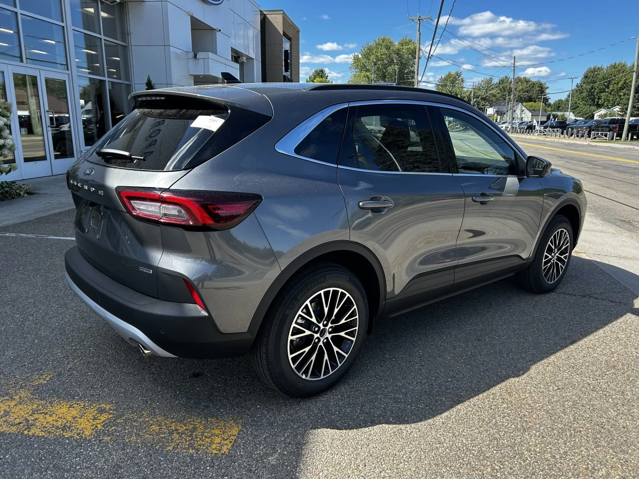 2025 Ford Escape PHEV https://www.st-norbertford.com/resize/b990ff35b810a3abc0cc817b2ca24889-1