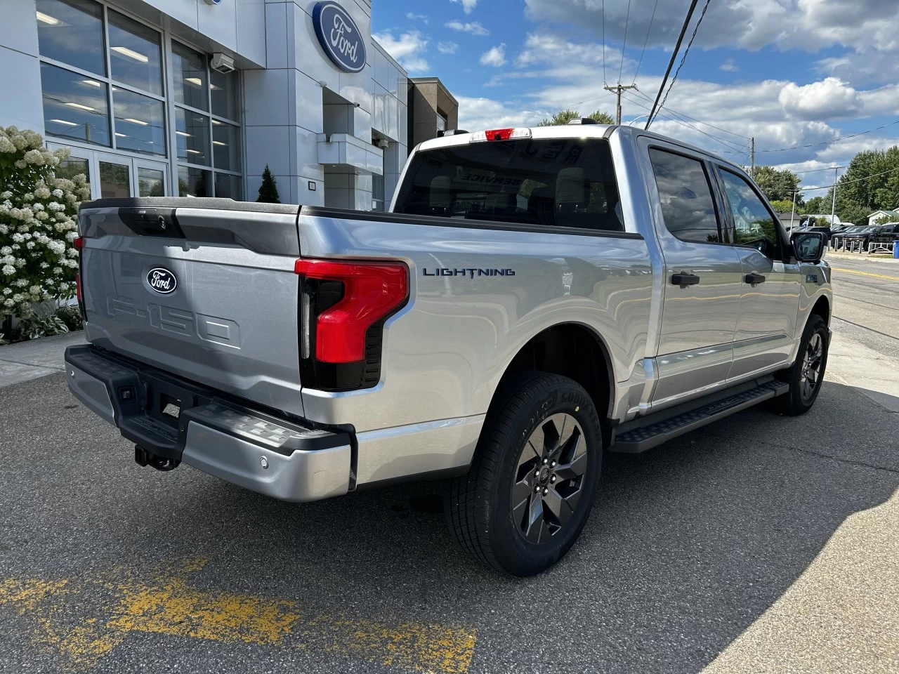 2024 Ford F-150 Lightning XLT 4x4 https://www.st-norbertford.com/resize/b990ff35b810a3abc0cc817b2ca24889-1