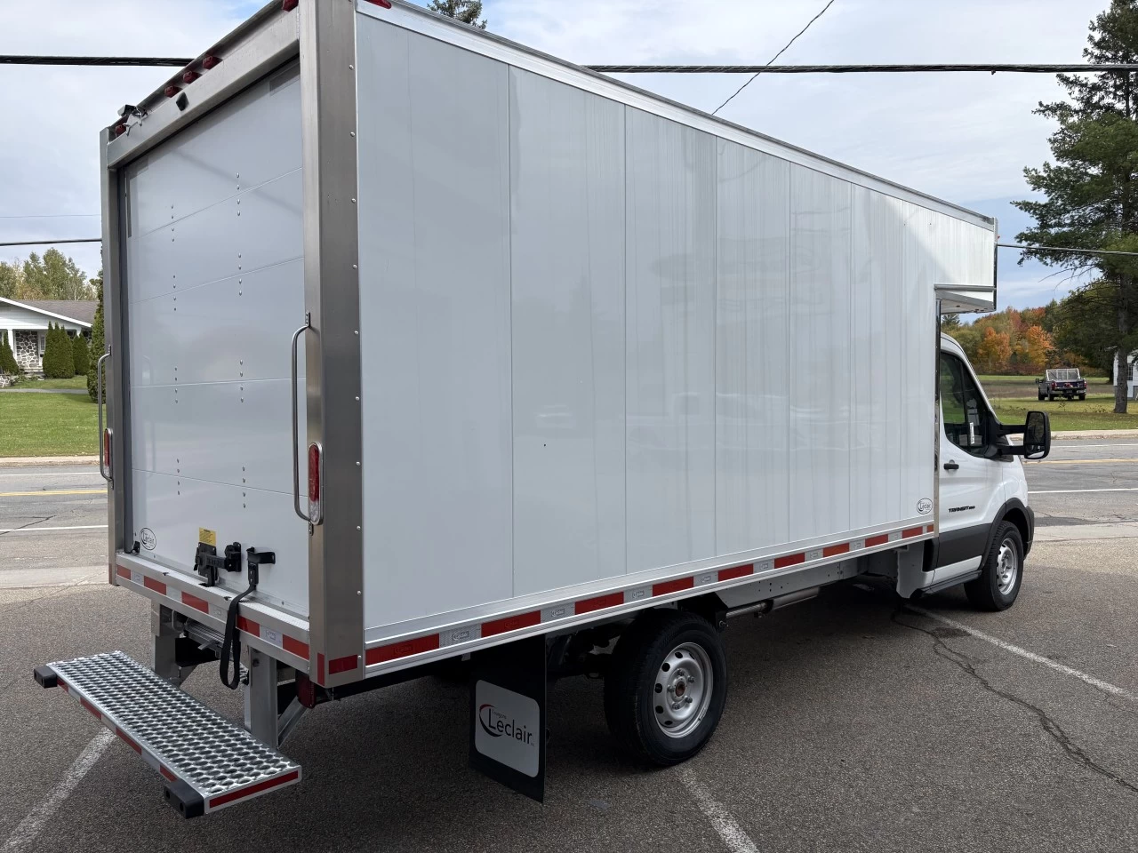 2026 Ford Transit-350 T-350 RWD 9500 GVWR SRW 501a https://www.st-norbertford.com/resize/b990ff35b810a3abc0cc817b2ca24889-1