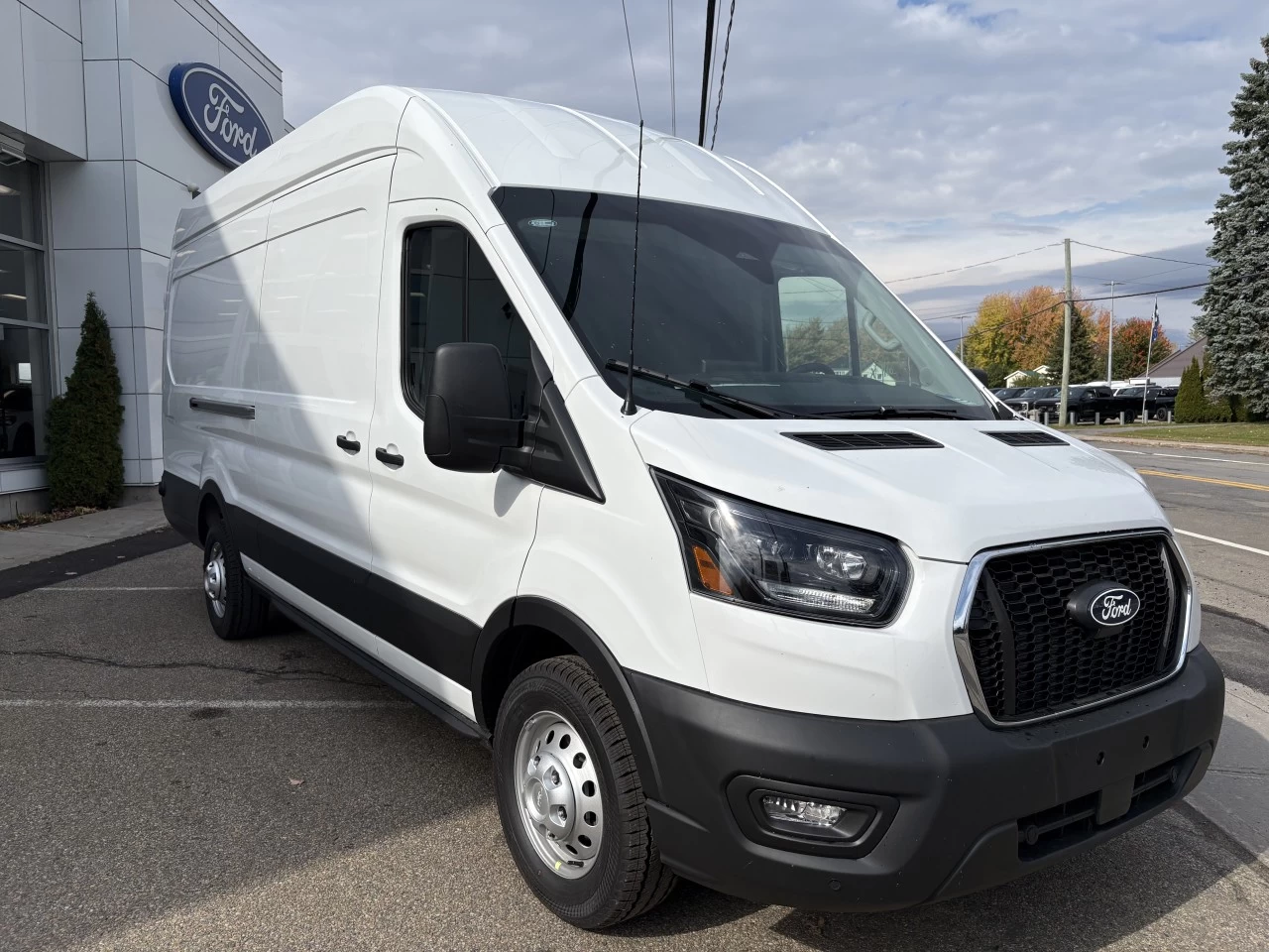 2027 Ford Transit fourgon utilitaire T-350 148" EL Hi Rf 9500 GVWR AWD Main Image