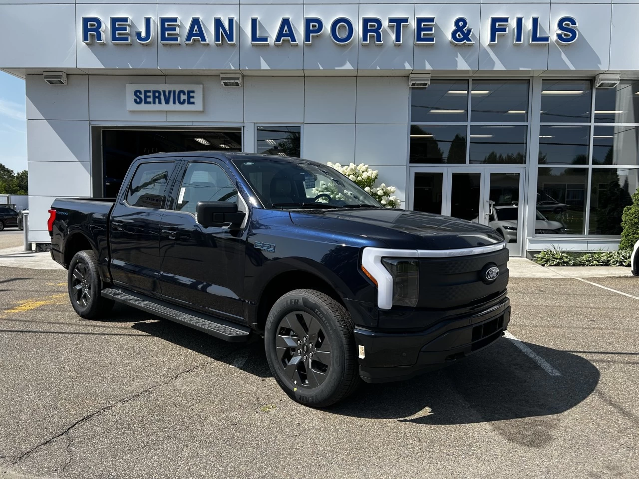 2025 Ford F-150 Lightning FLASH https://www.st-norbertford.com/resize/b990ff35b810a3abc0cc817b2ca24889-1