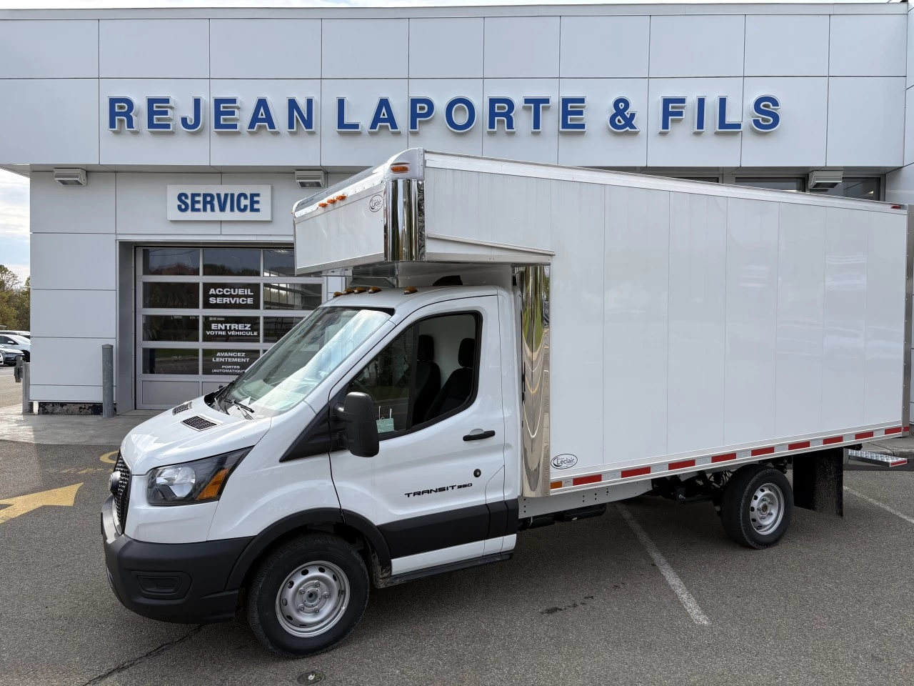 2026 Ford Transit-350 T-350 RWD 9500 GVWR SRW 501a https://www.st-norbertford.com/resize/b990ff35b810a3abc0cc817b2ca24889-1