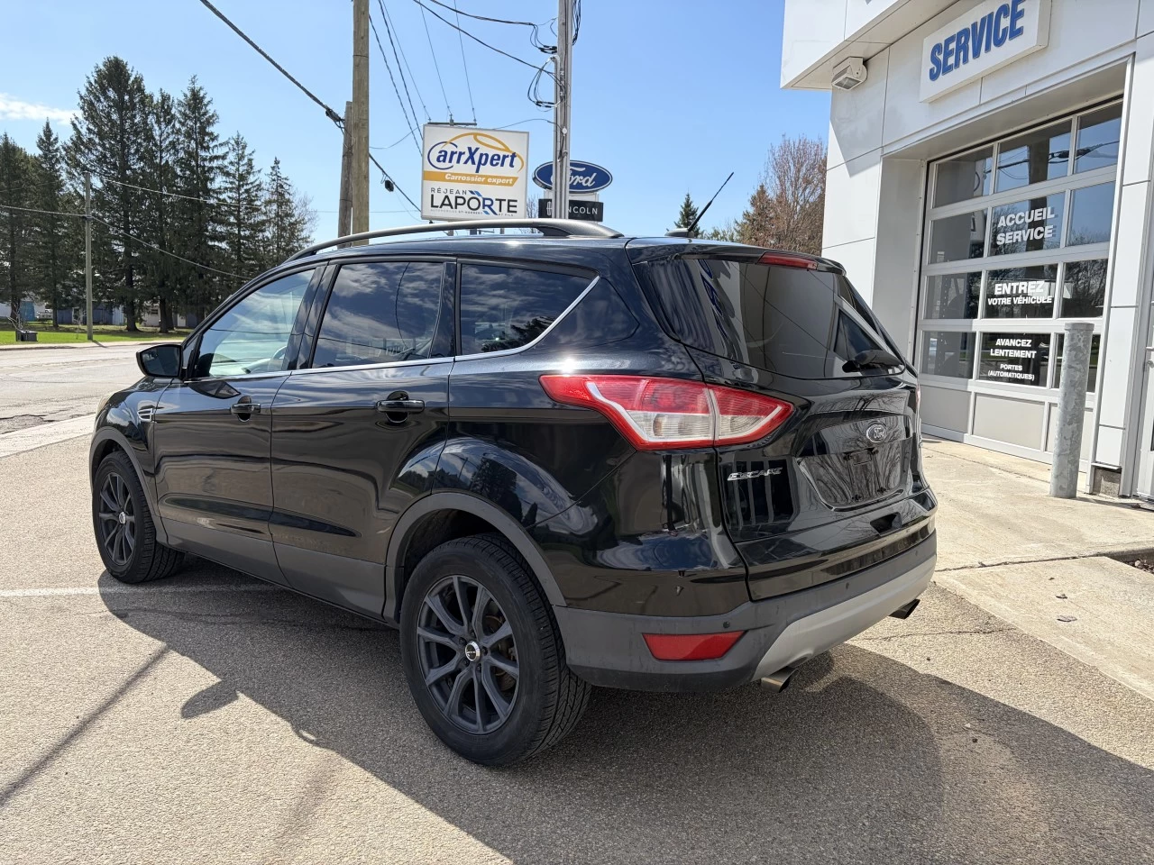 2015 Ford Escape SE https://www.st-norbertford.com/resize/b990ff35b810a3abc0cc817b2ca24889-1