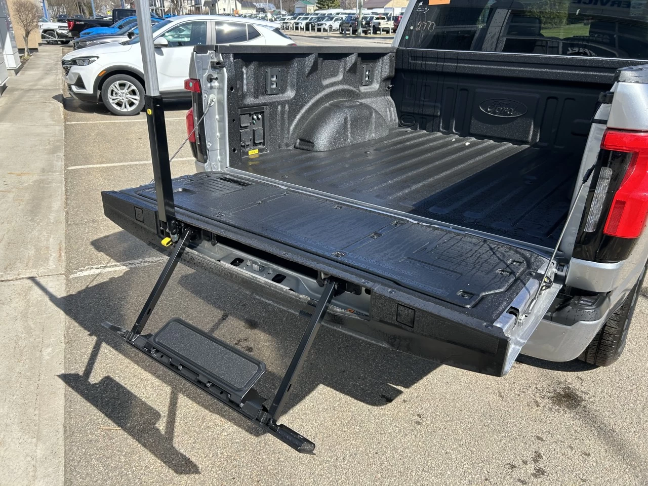 2025 Ford F-150 Lightning FLASH https://www.st-norbertford.com/resize/b990ff35b810a3abc0cc817b2ca24889-1