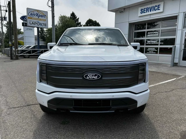 Ford F-150 Lightning LARIAT 2025