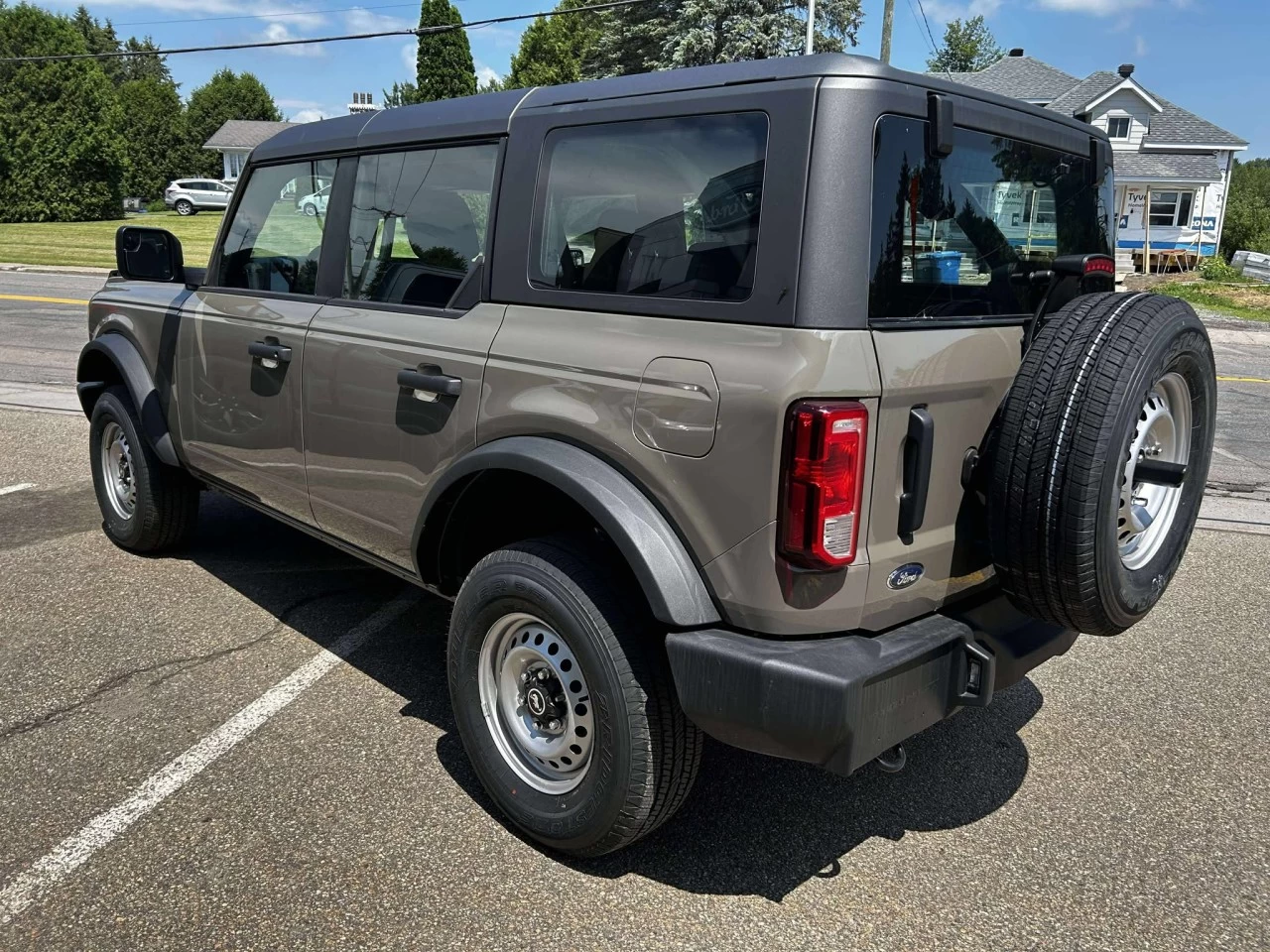 2025 Ford Bronco Base Main Image