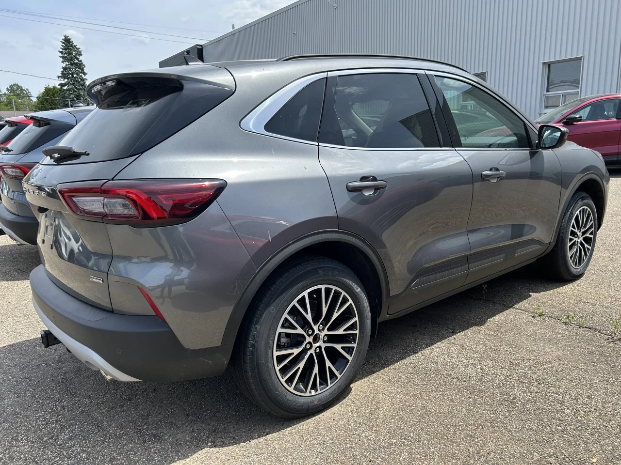 2025 Ford Escape PHEV FWD https://www.st-norbertford.com/resize/b990ff35b810a3abc0cc817b2ca24889-1