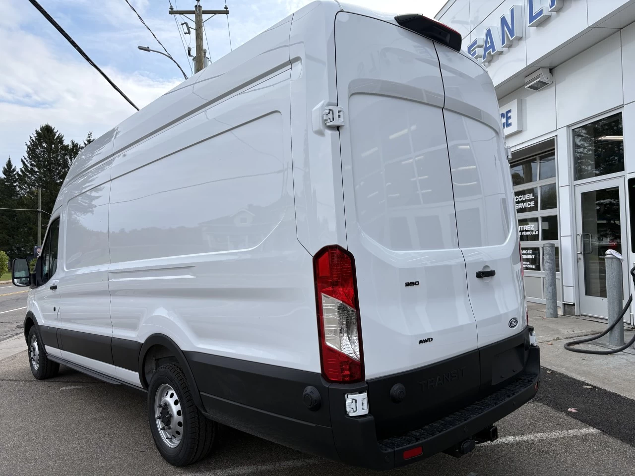 2027 Ford Transit fourgon utilitaire T-350 148" EL Hi Rf 9500 GVWR AWD Main Image