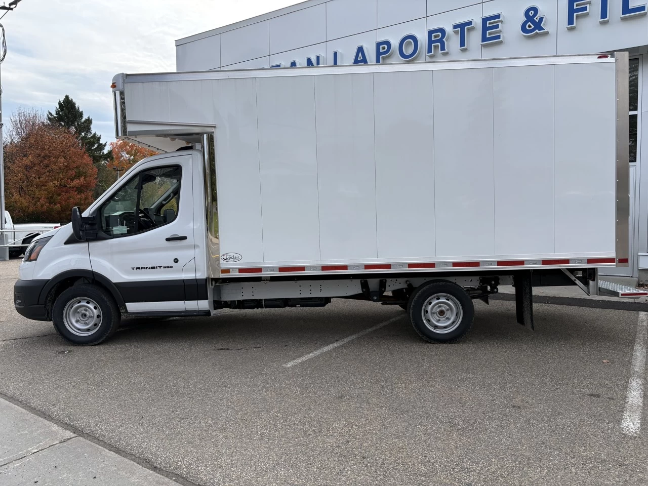 2026 Ford Transit-350 T-350 RWD 9500 GVWR SRW 501a https://www.st-norbertford.com/resize/b990ff35b810a3abc0cc817b2ca24889-1
