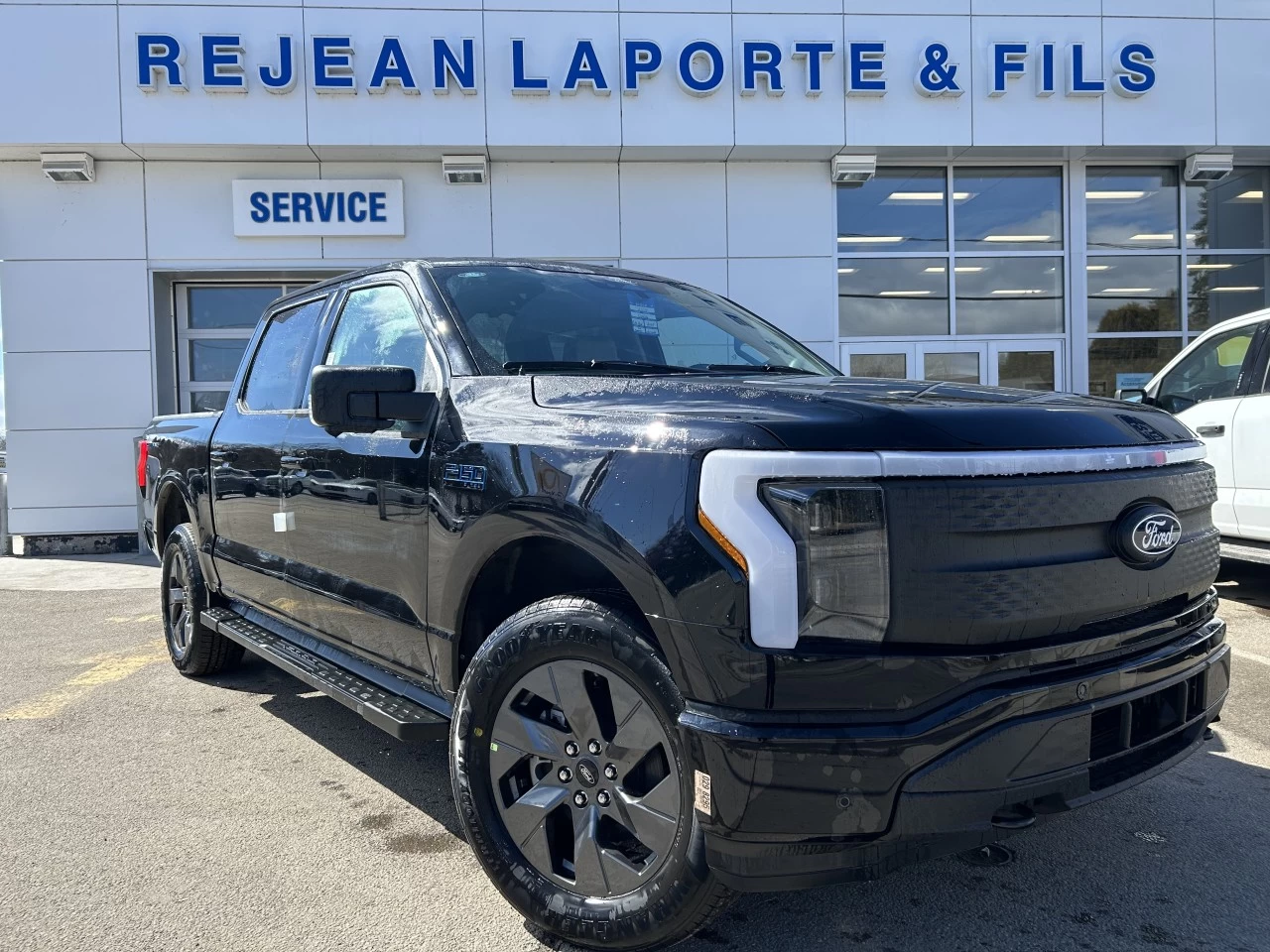 2025 Ford F-150 Lightning Flash 4WD https://www.st-norbertford.com/resize/b990ff35b810a3abc0cc817b2ca24889-1