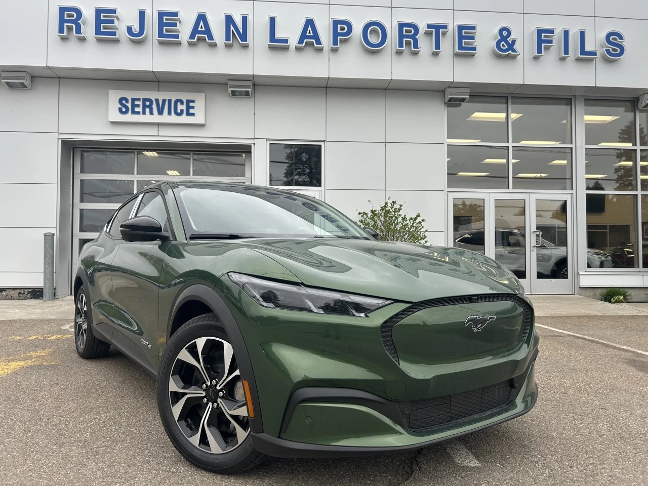 2025 Ford Mustang Mach-E Select AWD https://www.st-norbertford.com/resize/b990ff35b810a3abc0cc817b2ca24889-1