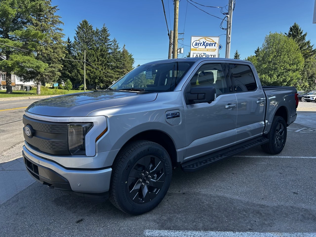 2025 Ford F-150 Lightning FLASH 4x4 https://www.st-norbertford.com/resize/b990ff35b810a3abc0cc817b2ca24889-1