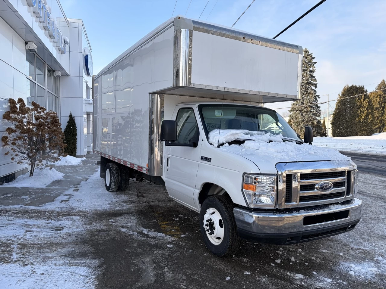 2019 Ford E-450 Super Duty E-450 CUBE 16 PIEDS https://www.st-norbertford.com/resize/b990ff35b810a3abc0cc817b2ca24889-1