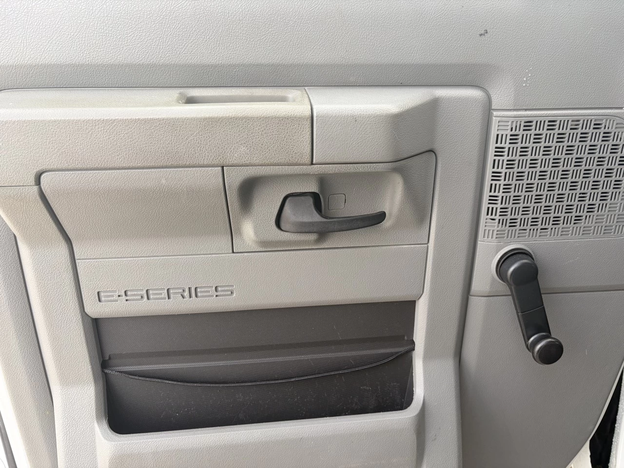 2017 Ford E-450 Super Duty E-450 CUBE 16 PIEDS https://www.st-norbertford.com/resize/b990ff35b810a3abc0cc817b2ca24889-1