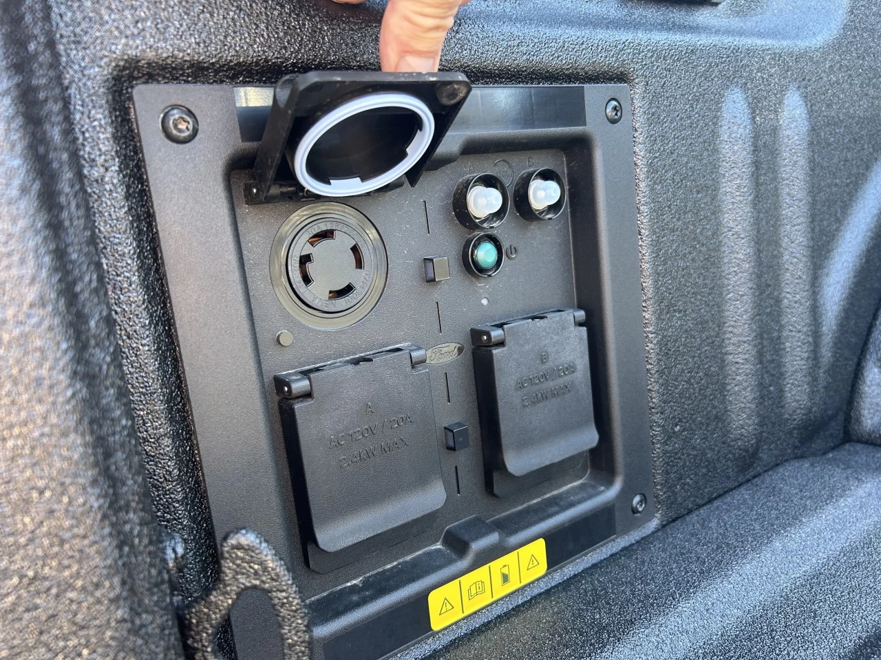 2025 Ford F-150 Lightning FLASH https://www.st-norbertford.com/resize/b990ff35b810a3abc0cc817b2ca24889-1