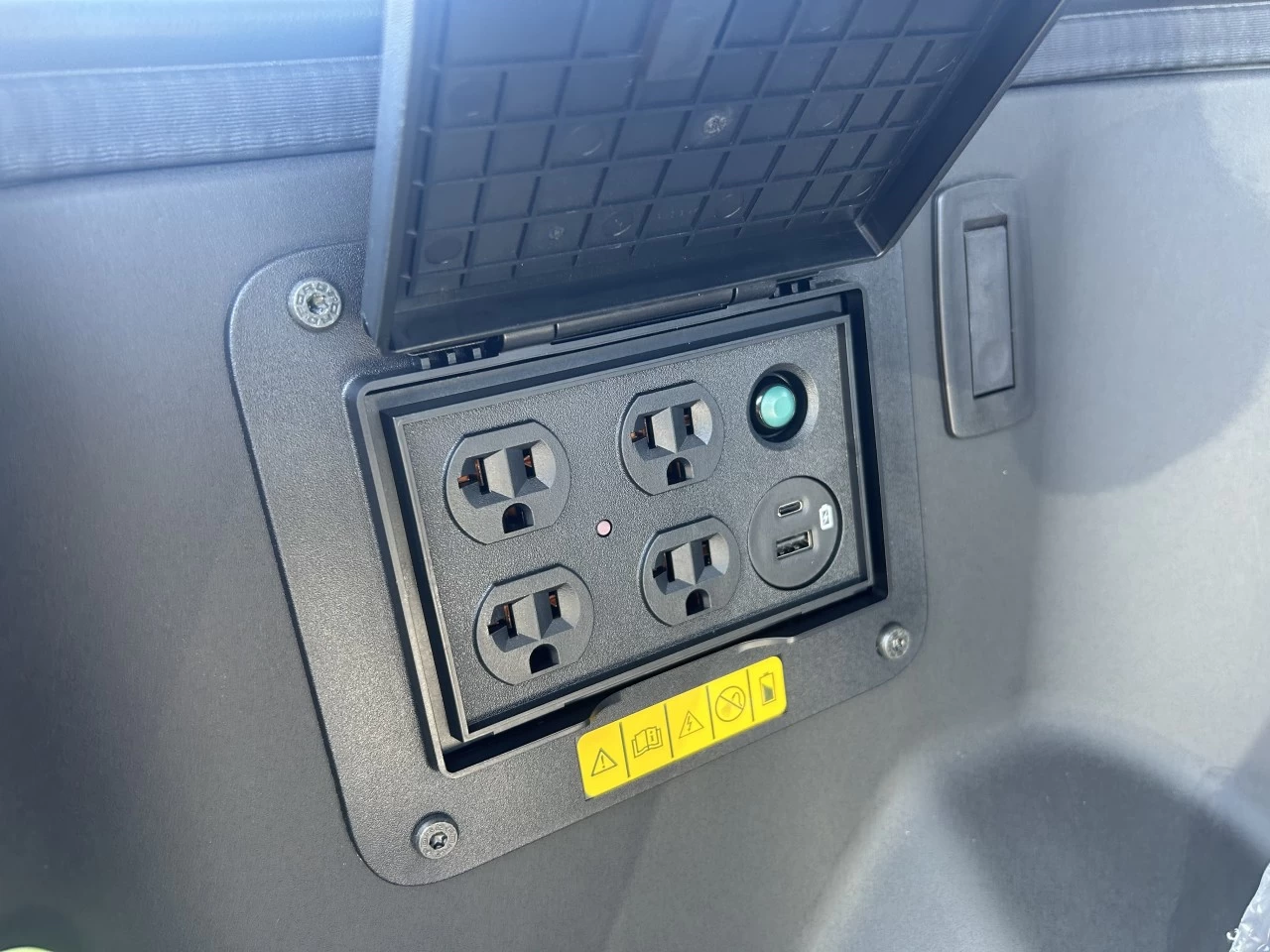 2025 Ford F-150 Lightning FLASH https://www.st-norbertford.com/resize/b990ff35b810a3abc0cc817b2ca24889-1