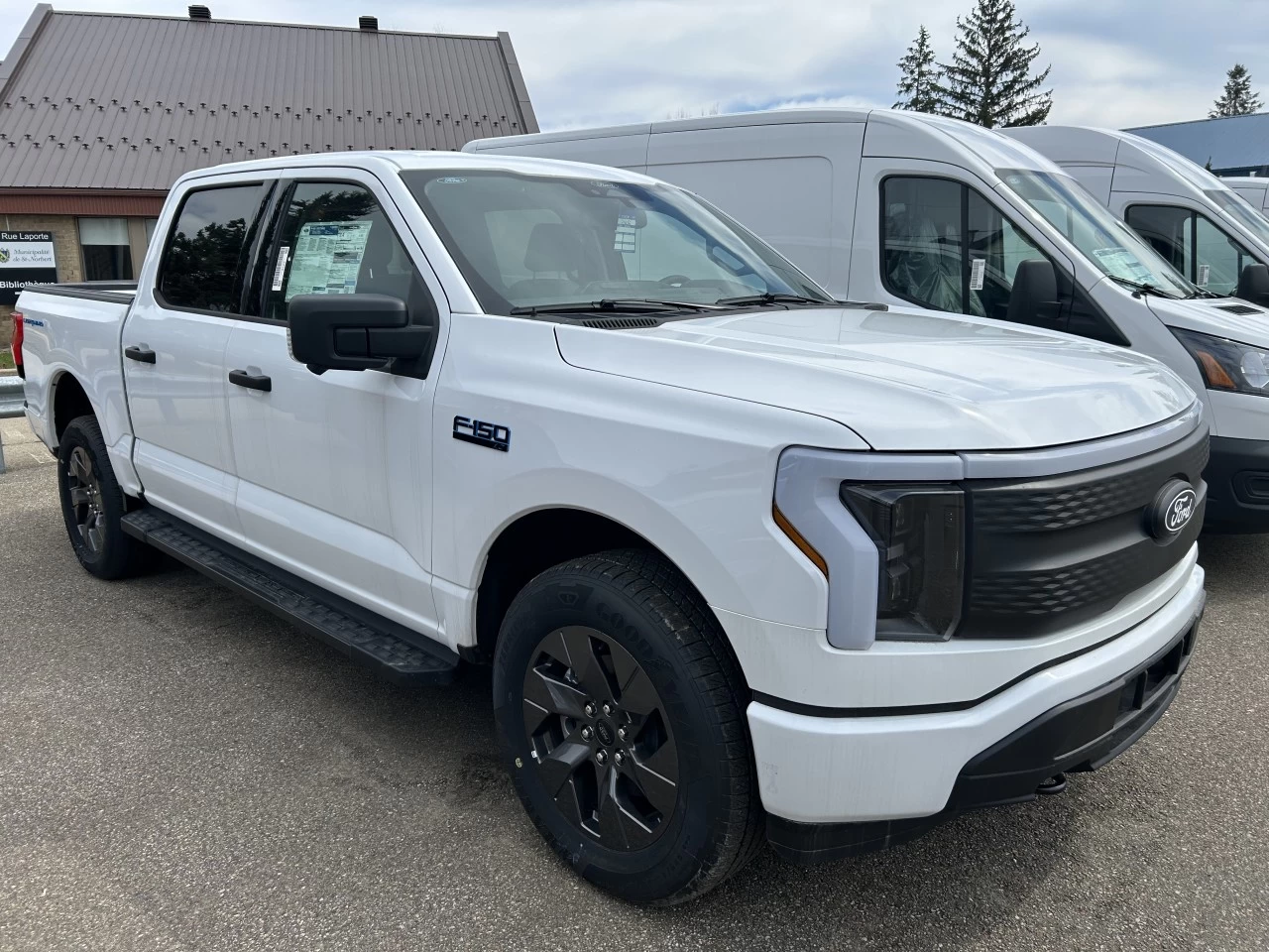 2024 Ford F-150 Lightning XLT 4x4 https://www.st-norbertford.com/resize/b990ff35b810a3abc0cc817b2ca24889-1