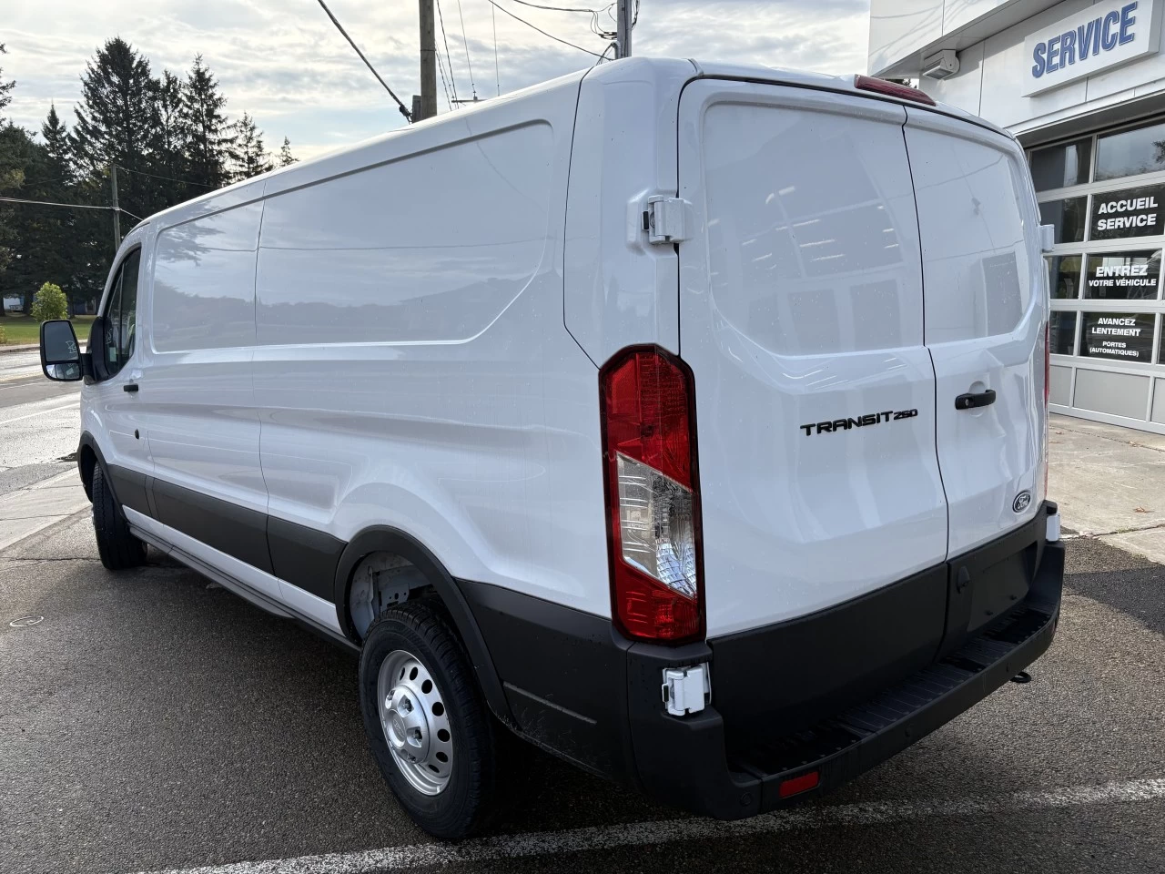 2026 Ford Transit fourgon utilitaire Toit bas 148 RWD T-250 Low Rf 9070 GVWR RWD Main Image