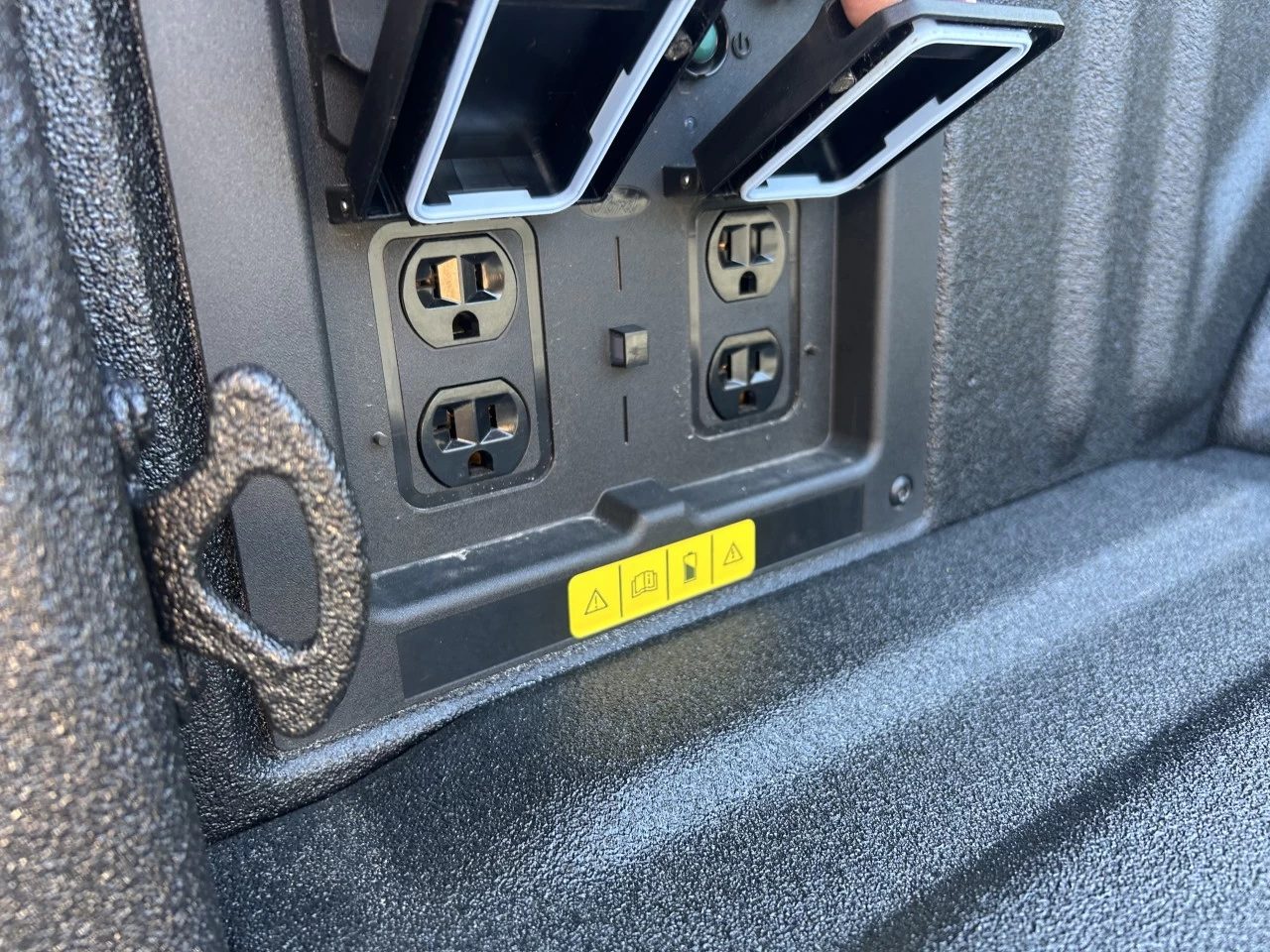 2025 Ford F-150 Lightning FLASH https://www.st-norbertford.com/resize/b990ff35b810a3abc0cc817b2ca24889-1