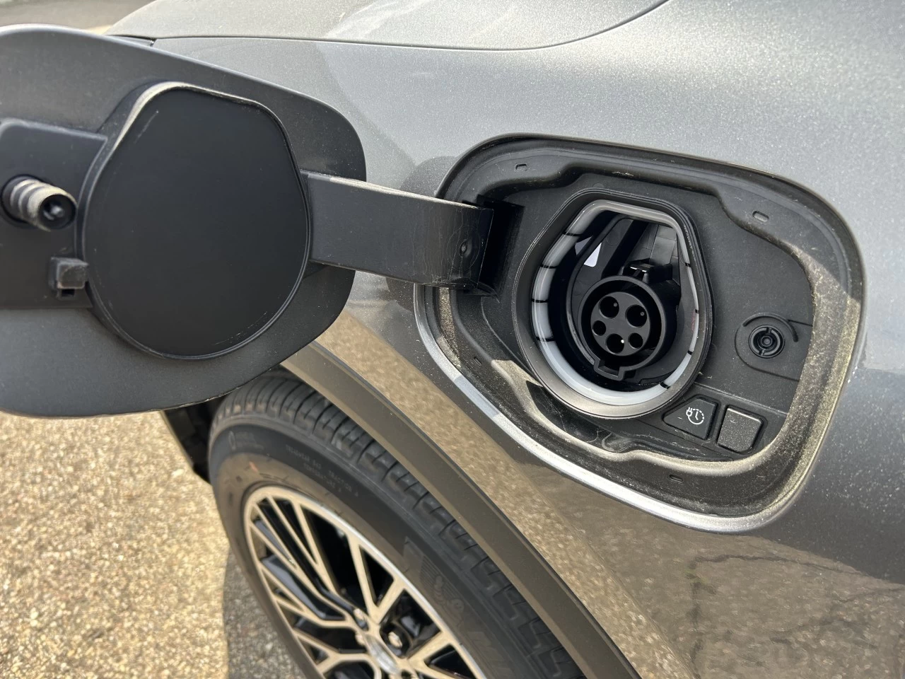 2025 Ford Escape PHEV FWD https://www.st-norbertford.com/resize/b990ff35b810a3abc0cc817b2ca24889-1