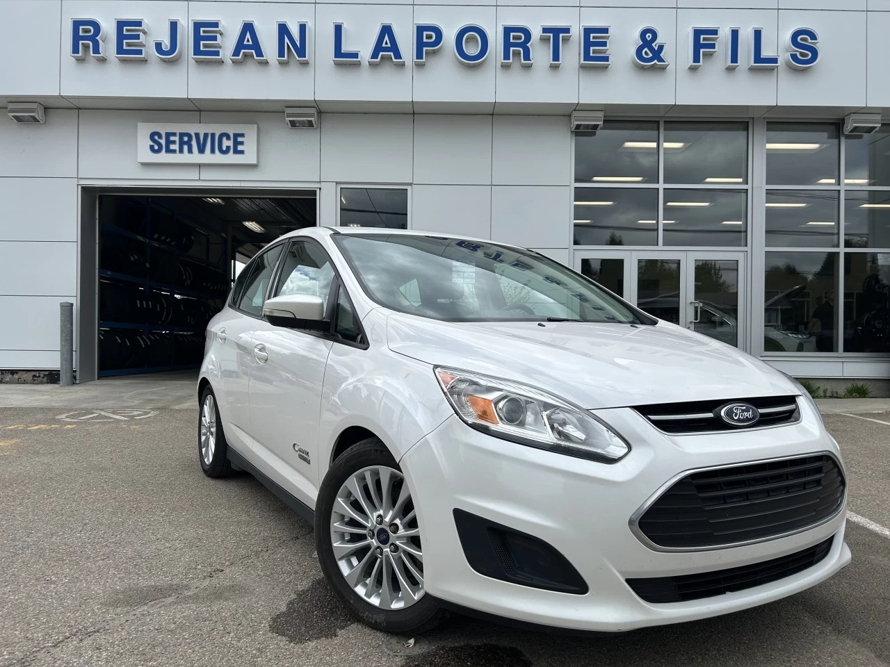 2017 Ford C-Max Énergie SE https://www.st-norbertford.com/resize/b990ff35b810a3abc0cc817b2ca24889-1