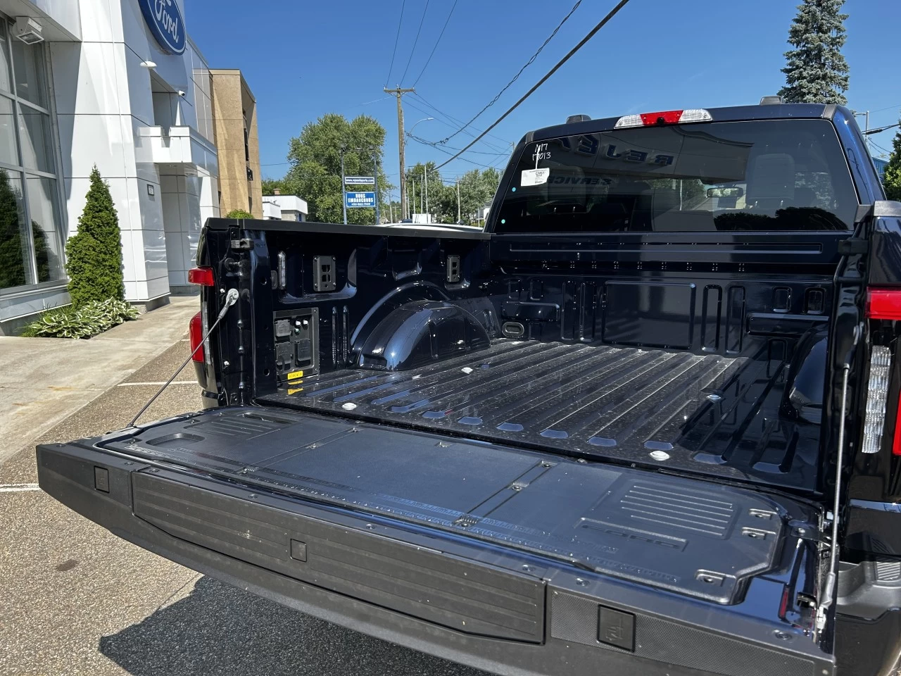 2025 Ford F-150 Lightning FLASH https://www.st-norbertford.com/resize/b990ff35b810a3abc0cc817b2ca24889-1