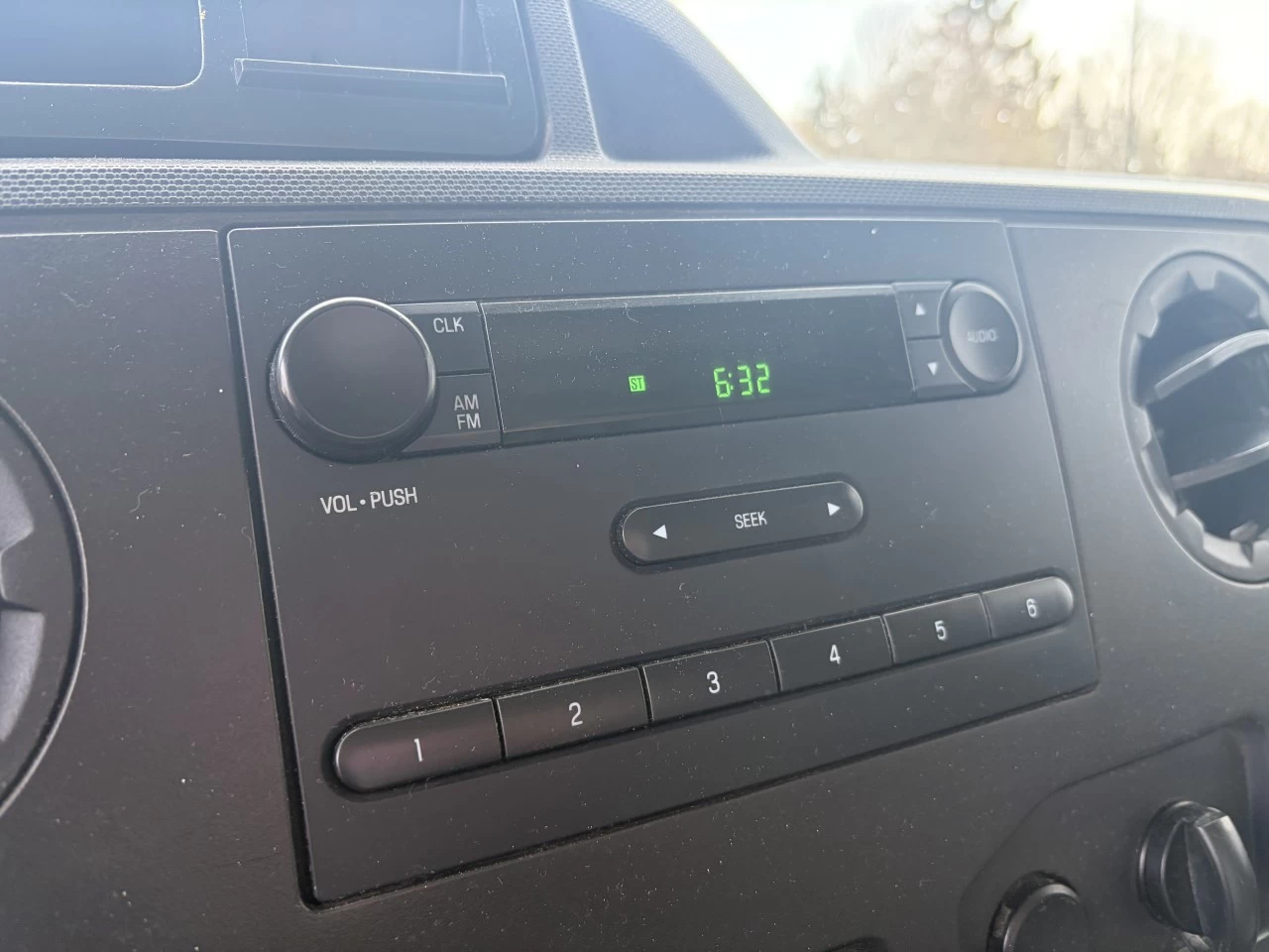 2017 Ford E-450 Super Duty E-450 CUBE 16 PIEDS https://www.st-norbertford.com/resize/b990ff35b810a3abc0cc817b2ca24889-1