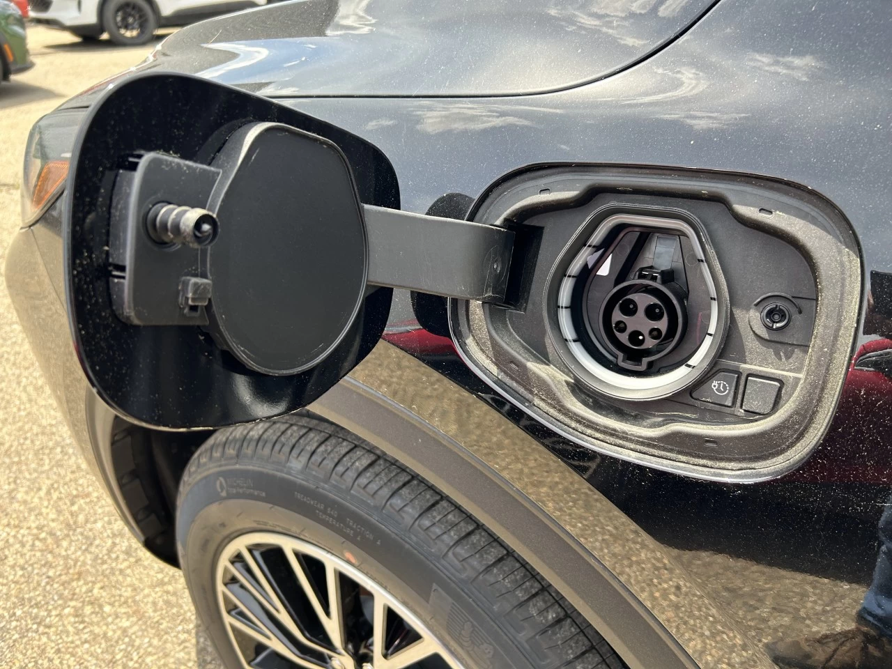 2025 Ford Escape PHEV FWD https://www.st-norbertford.com/resize/b990ff35b810a3abc0cc817b2ca24889-1