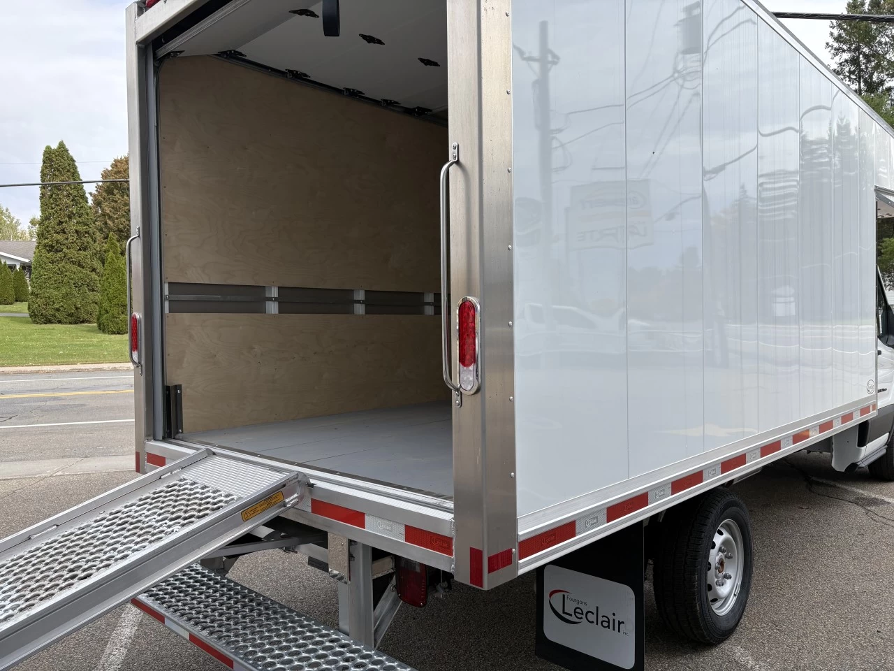 2026 Ford Transit-350 T-350 RWD 9500 GVWR SRW 501a https://www.st-norbertford.com/resize/b990ff35b810a3abc0cc817b2ca24889-1