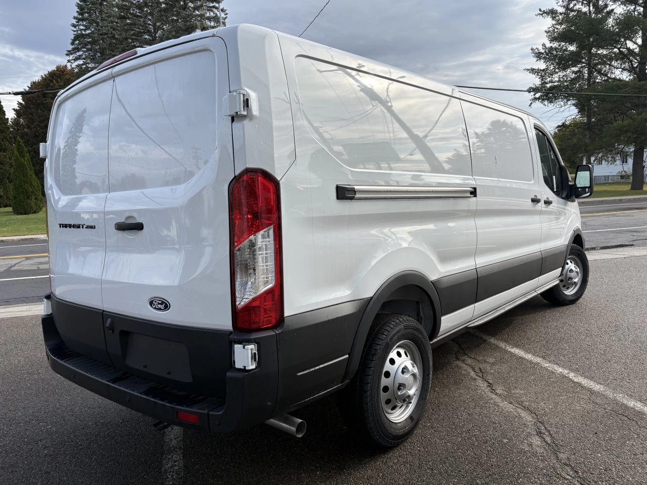 2026 Ford Transit fourgon utilitaire Toit bas 148 RWD T-250 Low Rf 9070 GVWR RWD Main Image