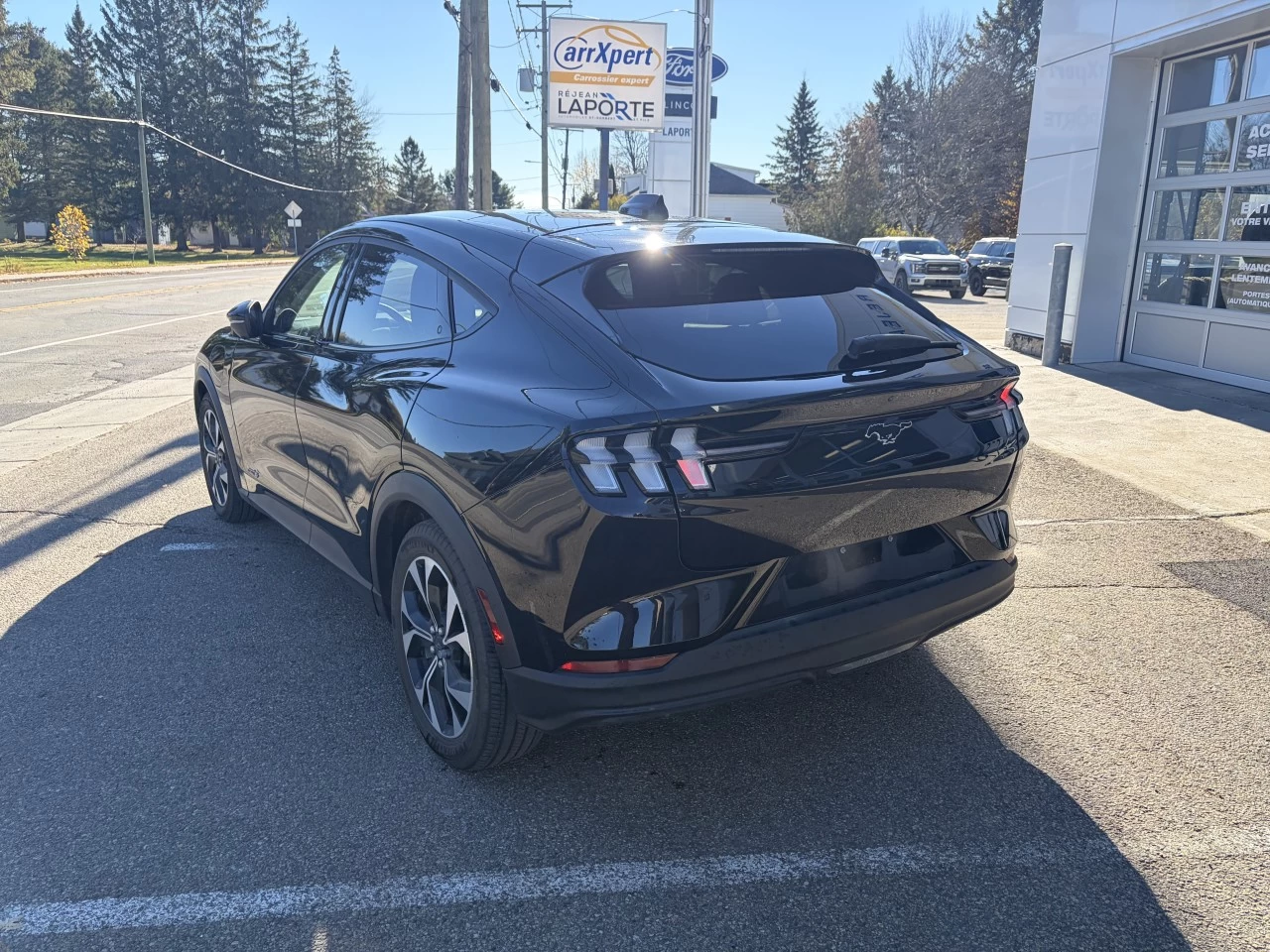 2025 Ford Mustang Mach-E SELECT TAPIS RECHARGE SANS FIL SIÈGES AVANT CHAUFFANT https://www.st-norbertford.com/resize/b990ff35b810a3abc0cc817b2ca24889-1