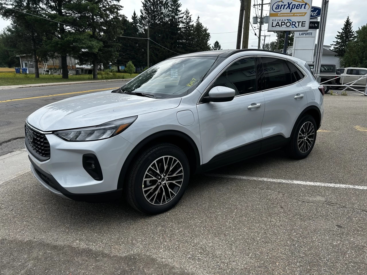 2025 Ford Escape PHEV https://www.st-norbertford.com/resize/b990ff35b810a3abc0cc817b2ca24889-1