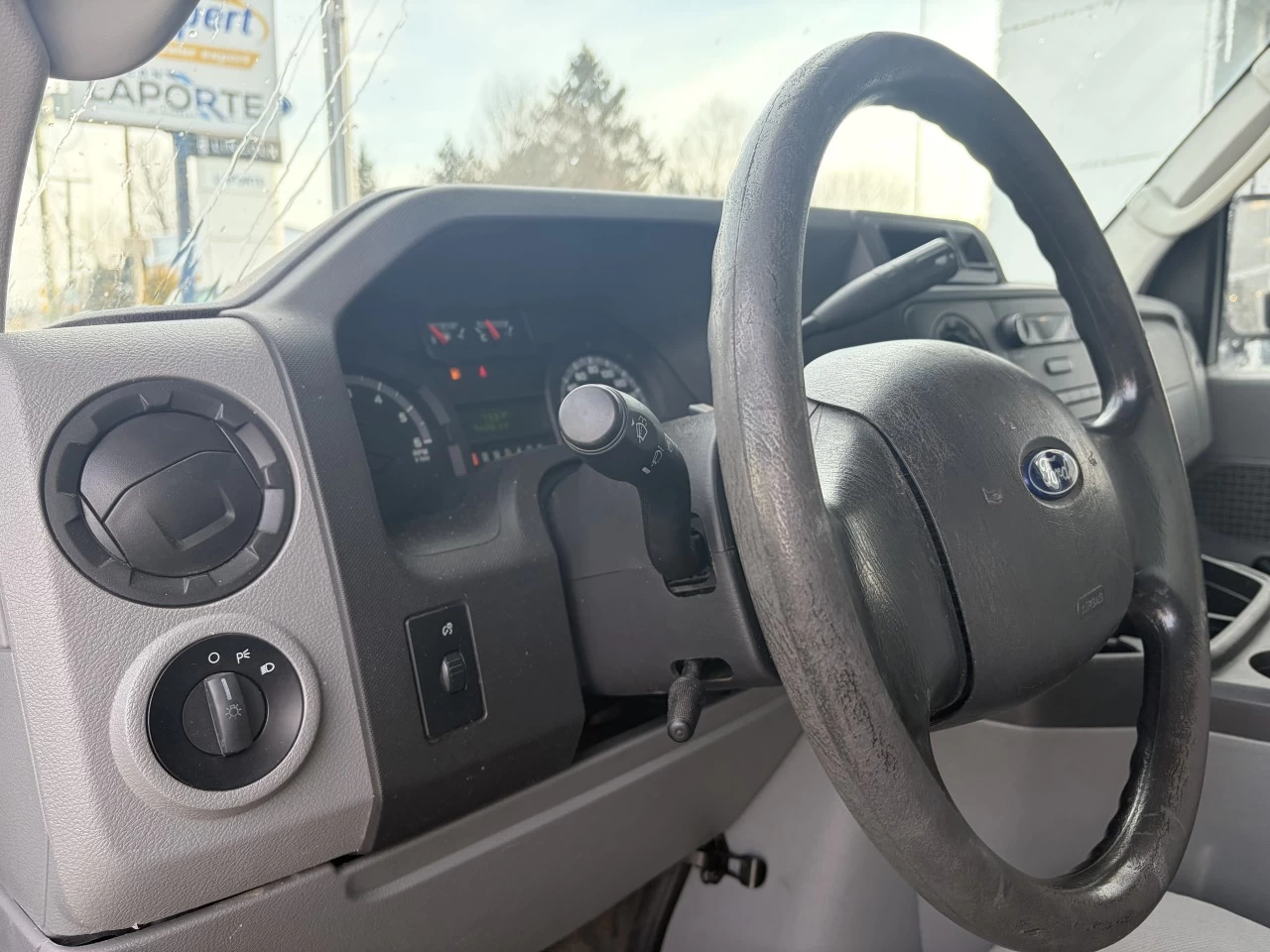 2017 Ford E-450 Super Duty E-450 CUBE 16 PIEDS https://www.st-norbertford.com/resize/b990ff35b810a3abc0cc817b2ca24889-1