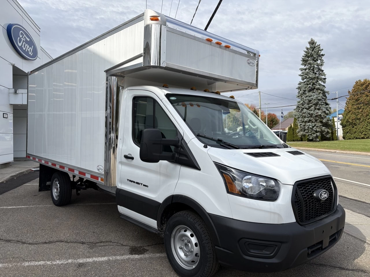 2026 Ford Transit-350 T-350 RWD 9500 GVWR SRW 501a https://www.st-norbertford.com/resize/b990ff35b810a3abc0cc817b2ca24889-1