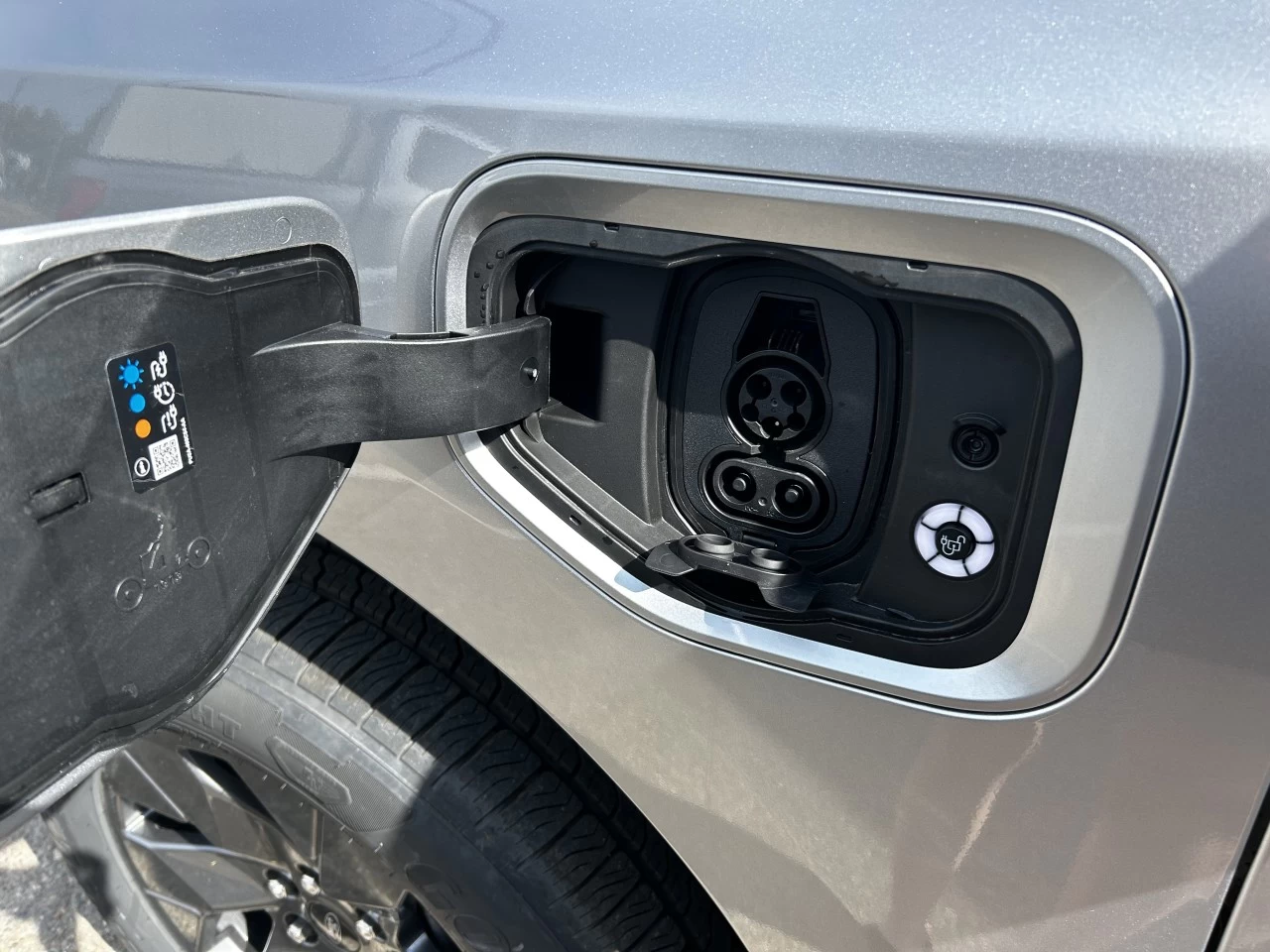 2025 Ford F-150 Lightning FLASH https://www.st-norbertford.com/resize/b990ff35b810a3abc0cc817b2ca24889-1