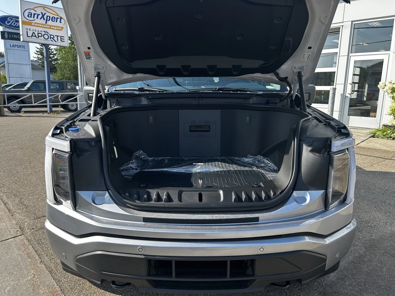 2025 Ford F-150 Lightning FLASH https://www.st-norbertford.com/resize/b990ff35b810a3abc0cc817b2ca24889-1