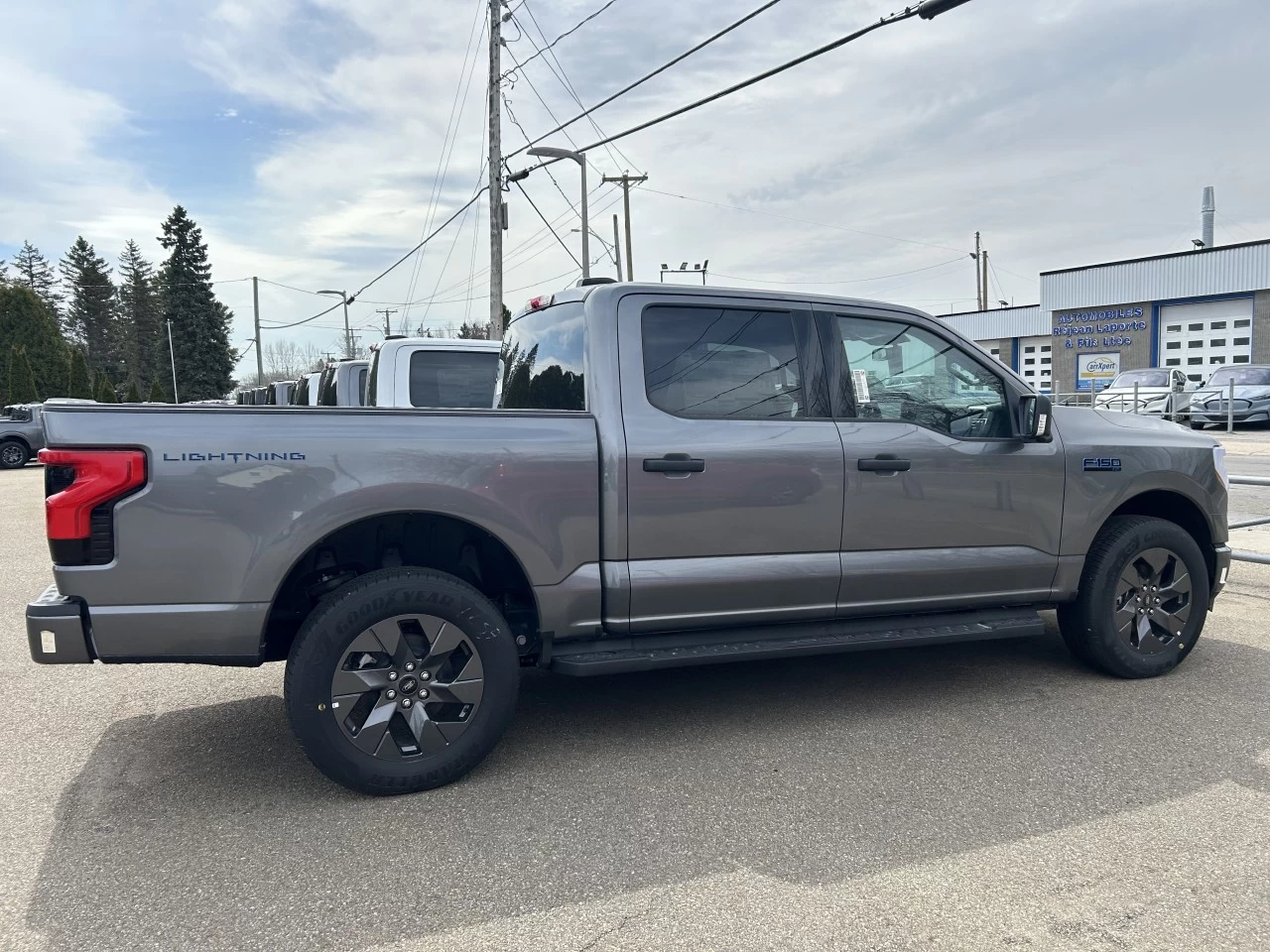 2024 Ford F-150 Lightning XLT 4x4 https://www.st-norbertford.com/resize/b990ff35b810a3abc0cc817b2ca24889-1
