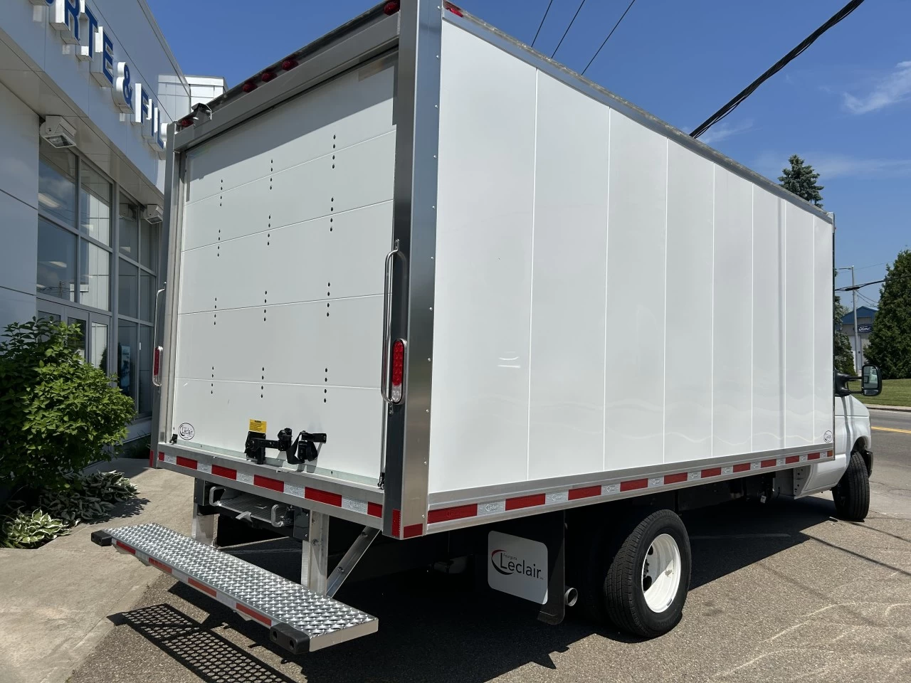 2024 Ford SÉrie E tronquÉ E-350 WB Image principale