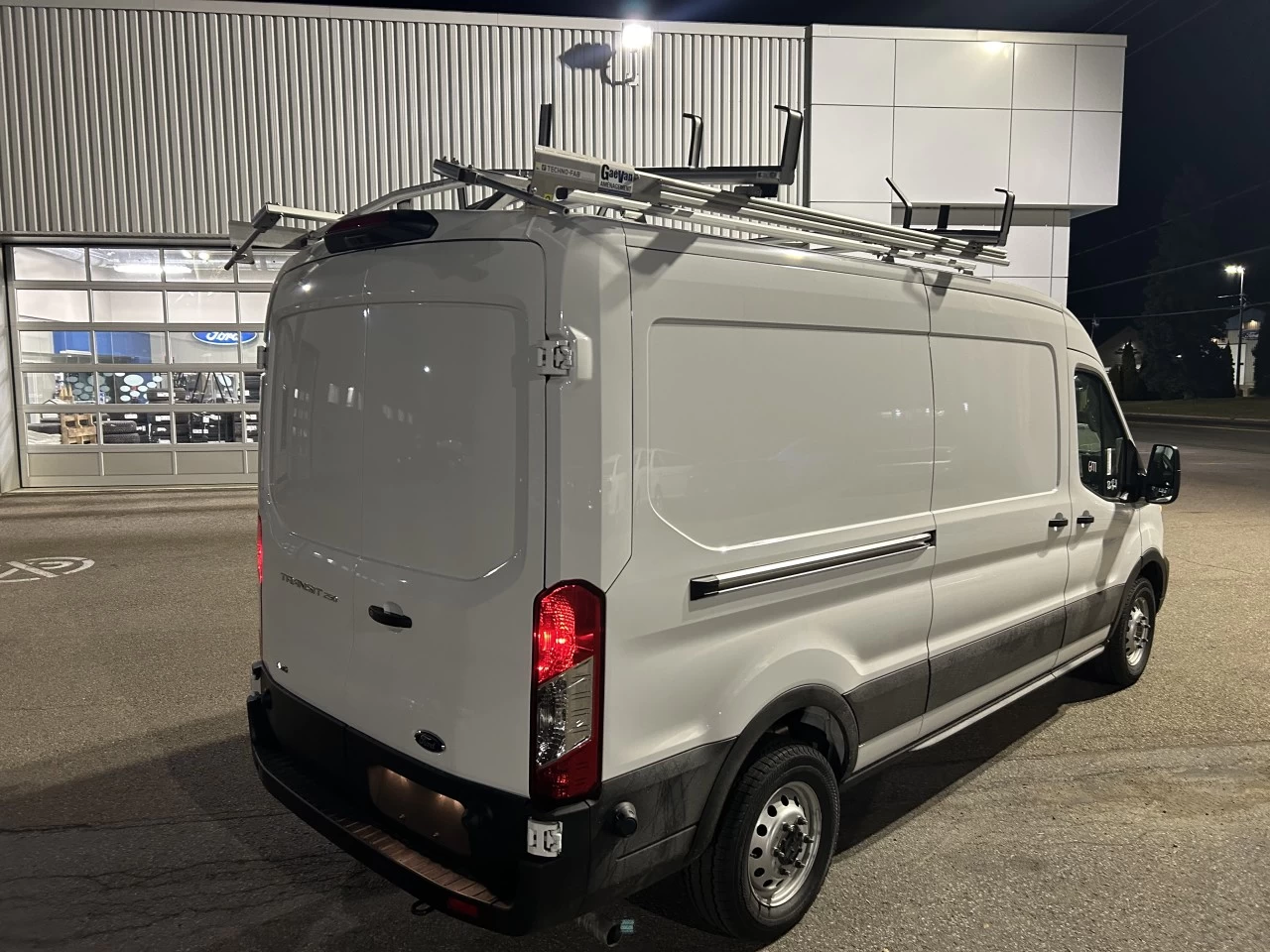 2024 Ford Transit fourgon utilitaire Transit 250 AWD toit moyen empattement long 148 Main Image
