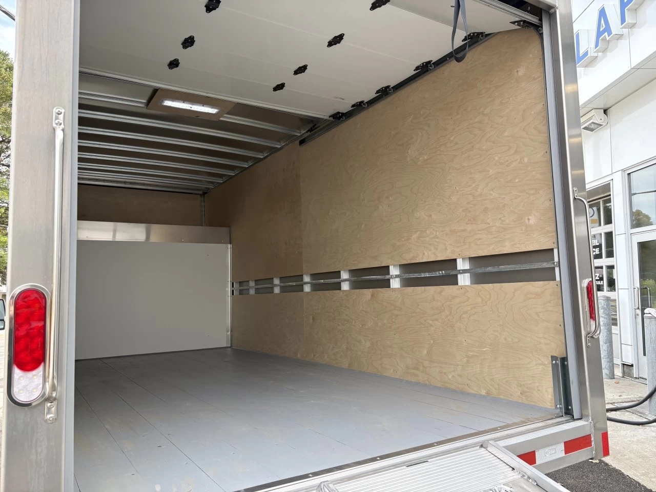2026 Ford Transit-350 T-350 RWD 9500 GVWR SRW 501a https://www.st-norbertford.com/resize/b990ff35b810a3abc0cc817b2ca24889-1