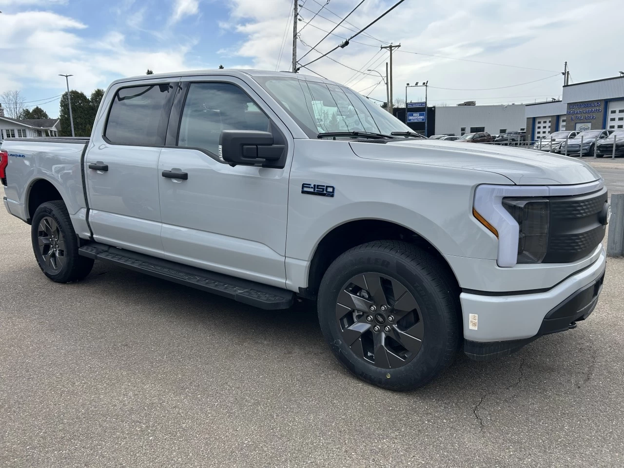 2024 Ford F-150 Lightning XLT 4X4 https://www.st-norbertford.com/resize/b990ff35b810a3abc0cc817b2ca24889-1