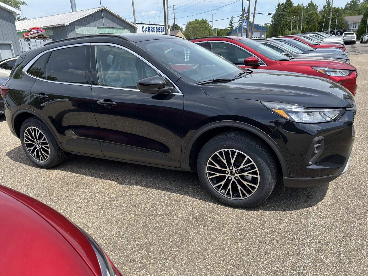 2025 Ford Escape PHEV FWD https://www.st-norbertford.com/resize/b990ff35b810a3abc0cc817b2ca24889-1