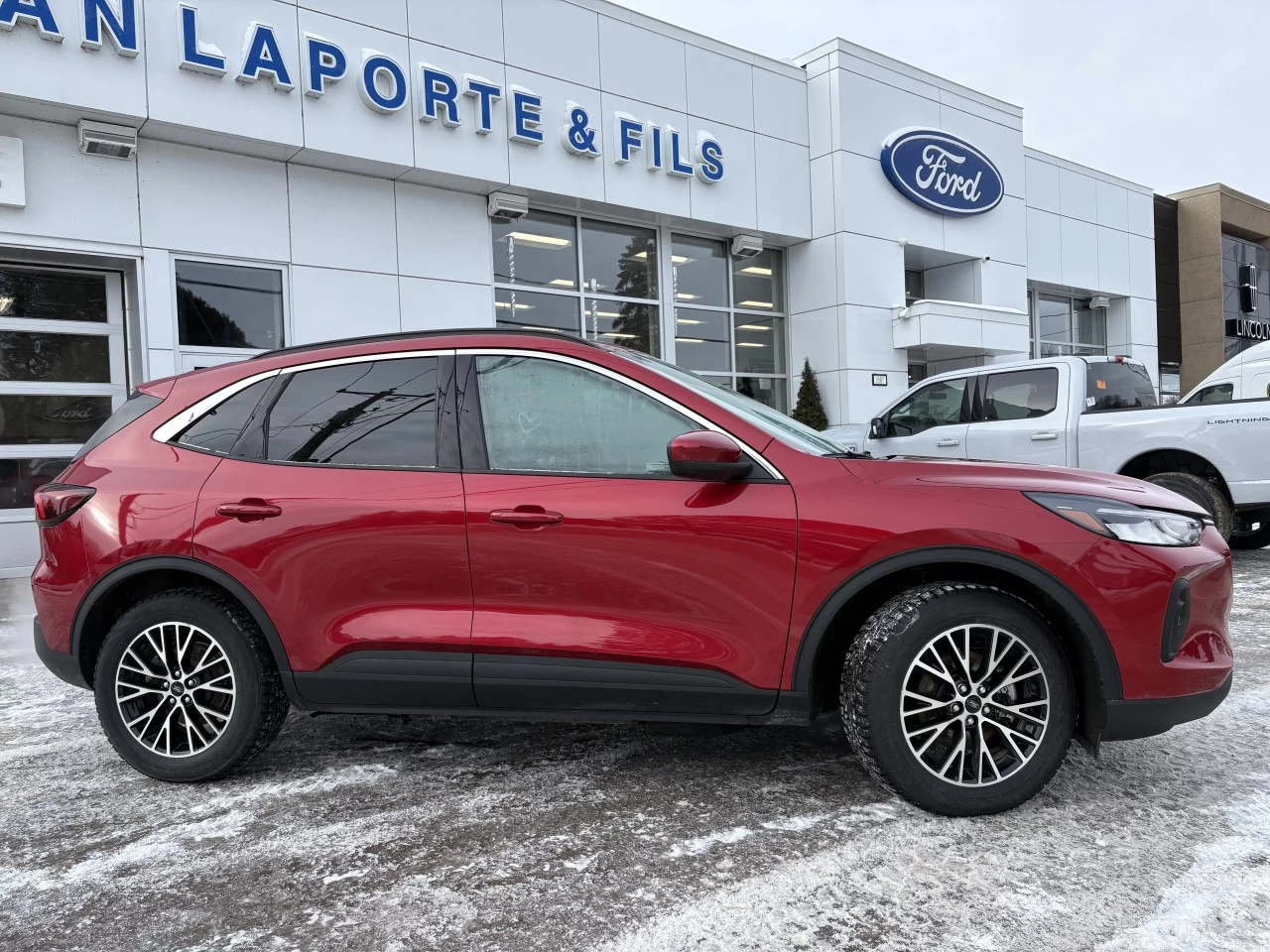 2023 Ford Escape PHEV https://www.st-norbertford.com/resize/b990ff35b810a3abc0cc817b2ca24889-1